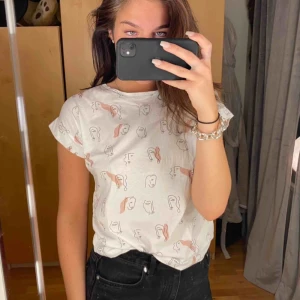  - T-shirt köpt på mango, super fin! Köpare står för eventuell frakt!💫