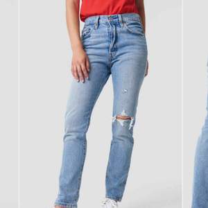 Levi’s jeans i modellen 501 skinny! Jättebra skick! Lite liten i storleken, skulle säga att den är som en 25a och inte 26a! Slitningar fram, fin ljusblå färg. Nypris 999kr