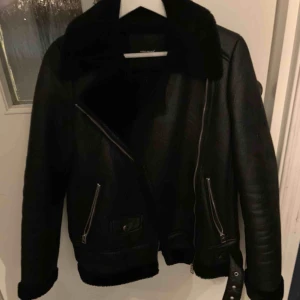 LÄDER JACKA - En jätte skön jacka från Vero Moda, säljer den för den för att den är för liten. 