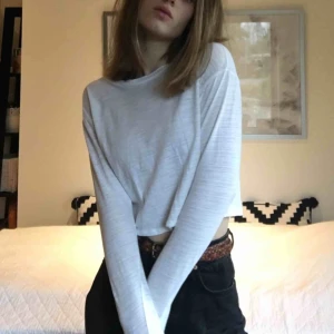  - Vit långärmad tröja i tunt material, stl 34 (UK 6).  Säljer då jag har för många liknande. Endast använd ett fåtal gånger. Frakten ingår!