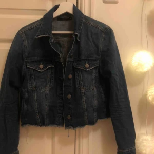  - Jeansjacka från bikbok, den är croppad💓 Frakt till kommer och betalning sker via swish!
