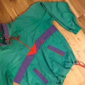  - Tunn anorak från marwin sports. Kan mötas upp i sthlm eller fraktas mot fraktkostnaden! 