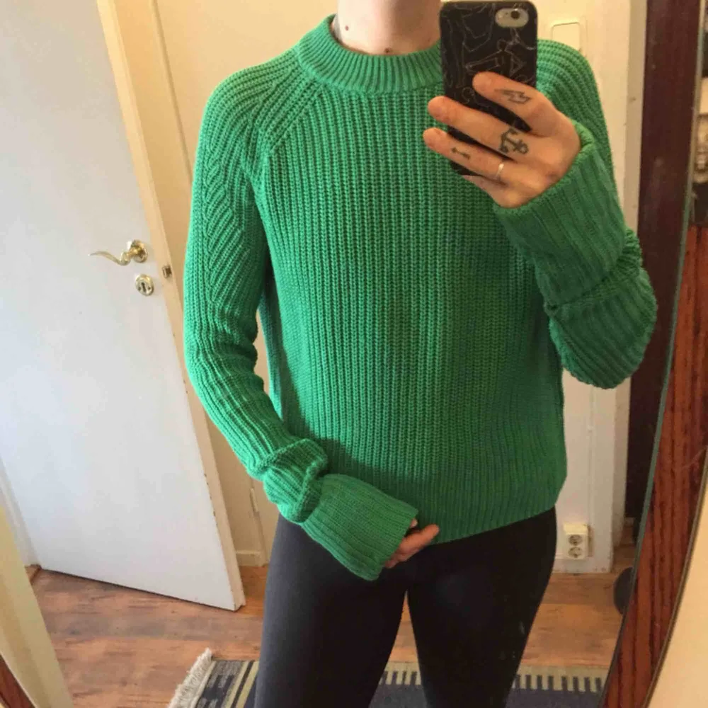 Finstickad ärtgrön tröja i gott skick. Storlek men passar allt från 34-38. Noppar ej alls. . Stickat.