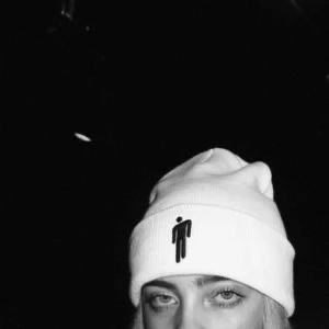  - vit Billie Eilish Beanie, sparsamt använd! 150 kr inklusive frakt. 
