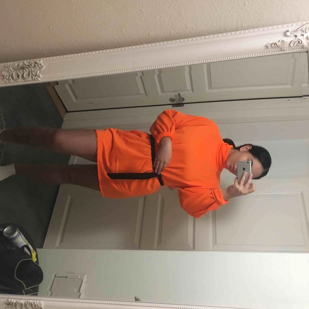 Orange sweatshirt klänning i storlek 38, bra skick. Kan tänka mig gå ner liite i pris Köparen står för frakt :). Klänningar.