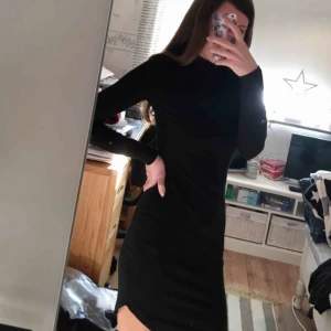  - Svart slät klänning! 