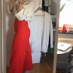  - Skitcoola röda kostymbyxor som inte kommer till användning längre.