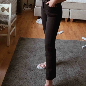  - Jeans från levi’s i modellen wedgie! Använda ca 10 gånger, alltså i princip nyskick. De är raka i modellen och har slitningar längst ner gjorda själv. Jag är 160 cm och de är  ankel långa på mig. Meddela för fler bilder! Frakt tillkommer.