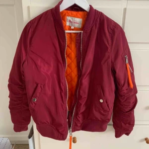 Bomber jacka - Bomber jacka S, fint skick. Betalning via kort eller swish och kan mötas i Örebro. Pris kan diskutera och frågor skicka iväg ett meddelande.