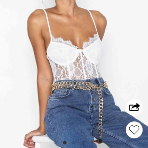  - Ett riktigt snyggt bälte från Nelly. Aldrig använt så det är som nytt🌟 Det är en berlock i form av lejonhuvud som detalj. Bältet är one size, som har omkretsen 75cm men kan justeras till 105cm.Köptes för 179kr. Köparen står för frakten🥰