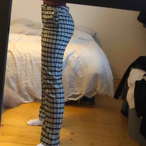  - Jättefina rutiga byxor som köptes på zara förra året! De är nästan oanvända, och är alltså i väldigt bra skick! Köparen står för frakt🧡 nypriset var mellan 400-500kr