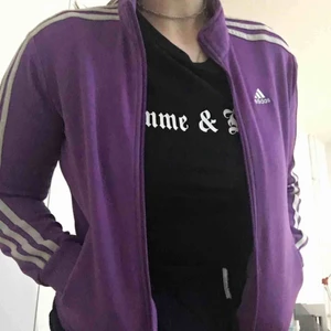  - osäker om den är riktig eller ej, väldigt bra kvalite dock. Pendlar själv över S och M. Men passar både bra med L. Frakt står på köparen