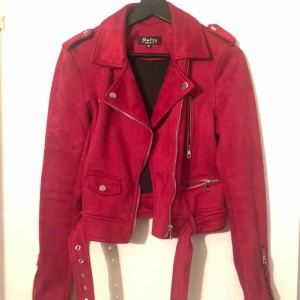  - Röd jacka i strechigt material.  Storlek M Använd fåtal gånger.   Köparen står för frakten. 