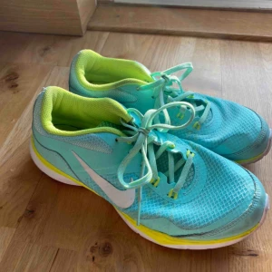  - Nästinstill oanvända Nike träningsskor. Skickas eller hämtas upp i Sölvesborg. Köparen står för frakten.