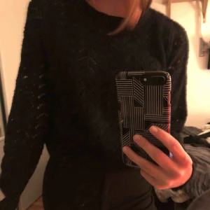  - Svart fin stickad tröja från hm i storlek XS! Använd fåtal gånger och är i bra skick. Köparen står för frakt💓