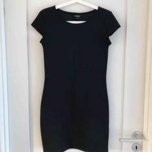 Enkel svart t-shirt klänning i storlek small.