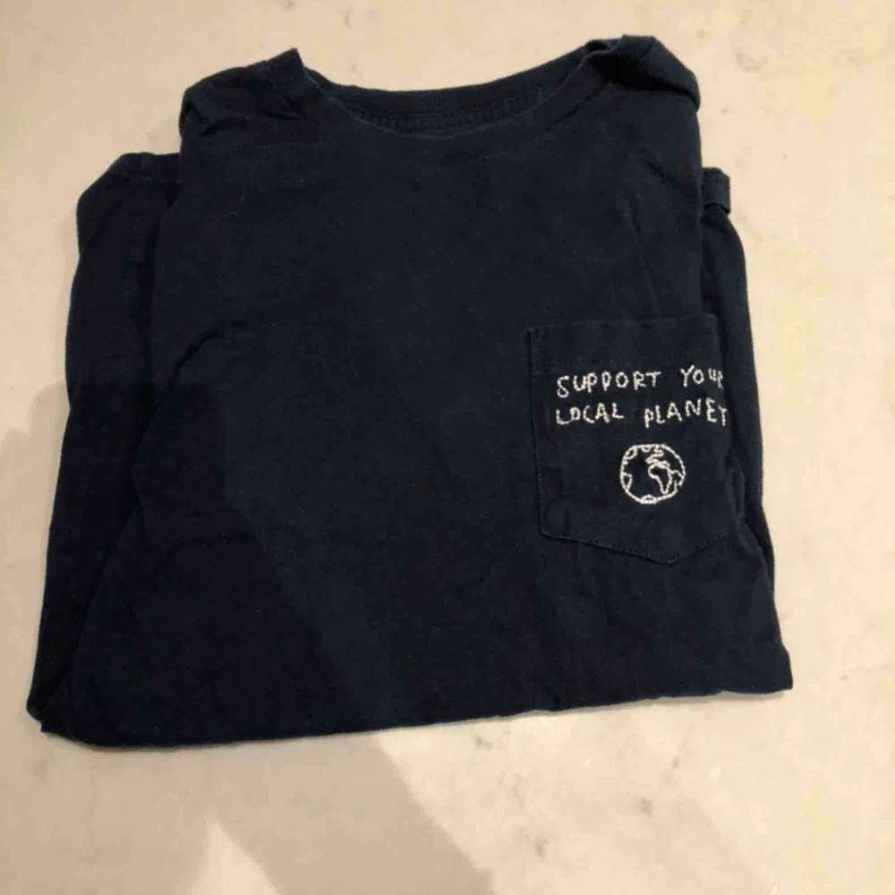 En mörkblå T-shirt köpt från T-shirt store på Götgatan. Storlek Xs men passar s -m. Väldigt bekväm med en härligt budskap på bröstet. Kunden står för frakten :) . T-shirts.