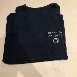 En mörkblå T-shirt köpt från T-shirt store på Götgatan. Storlek Xs men passar s -m. Väldigt bekväm med en härligt budskap på bröstet. Kunden står för frakten :) 