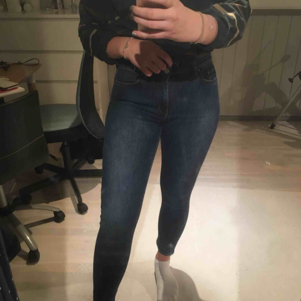 Ett par nästintill oanvända jeans från Acne studios! Köpte för några månader sedan av en kompis pga fel storlek men inte fått användning av de då de inte är  min stil. Sitter dock jättebra, såklart äkta! . Jeans & Byxor.