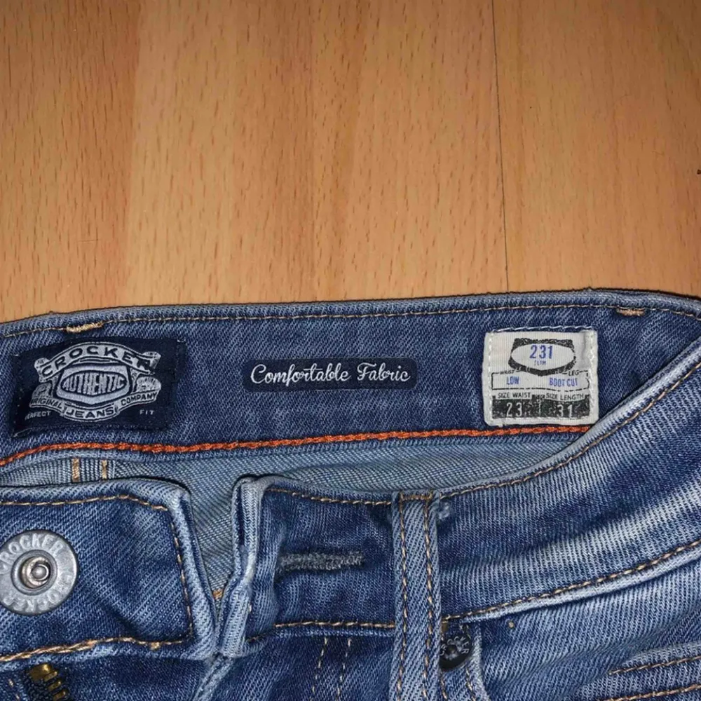Säljer mina superfina bootcut jeans från crocker (se storlek på bild). Använda endast en gång, precis som i nyskick. 🌸 hör av er på dm för frågor och pris!. Jeans & Byxor.