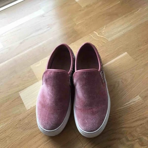 skor perfekt nu till det fina Vädret  - Rosa skor som köptes i början av förra året när jag var i London. Jag har inte använt de så mycket bara ett fåtal gånger. Det är i bra skick förutom lite slit vid sidan.