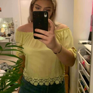  - Världens sötaste blus i gult. Jättestretchigt material men söta detaljer på ärmar & slutet av blusen.