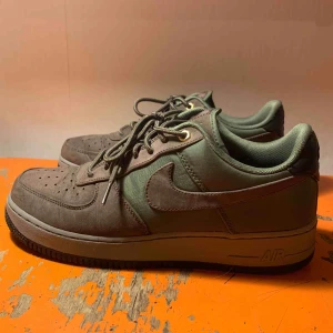  - Nike air force 1, köpta i Paris. Sparsamt använda, därav bra condition✨🌟