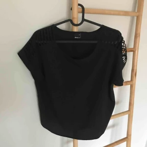 - Snygg blus i oversize kortare modell med detalj på axlarna  Storlek 34 Frakt tillkommer 