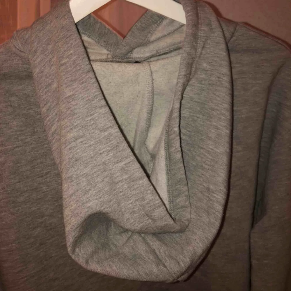 Kort grå hoodie från h&m, sluta ungefär vid naveln. Najs luva och långa ärmar. Köpt för 200 kr för 2-3 år sen. Tröjor & Koftor.