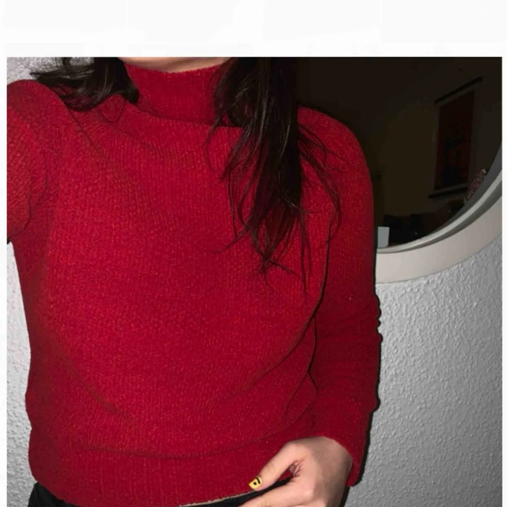 Snygg stickad röd tröja, perfekt till julmyset! Det är skönt, mjukt, material, så garanterat ingen ”kli-tröja”. Storlek S, säljer för 20kr +frakt. 🧶. Tröjor & Koftor.