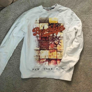  - Härlig och cool tröja som hängt med i garderoben ett tag utan att blivit använd på länge så nu provar vi och se om någon är intresserad utav denna 😄bra skick inget trasigt inga fläckar, storlek XXL 