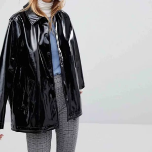  - Vinyljacka från Monki, storlek S men passar även en M. Använd en gång! I fint skick.  Frakt ingår 🍇💜🍇💜