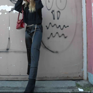  - Byxor. Endast använda på denna bild. Frakt 63kr tillkommer 