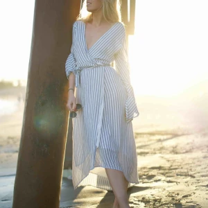  - Klänning från USA. Använd fåtal gånger. Frakt 63kr tillkommer 