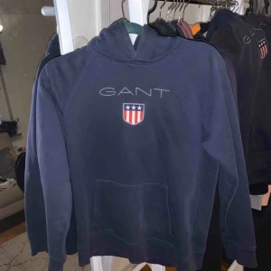  - Säljer min marinblåa gant hoodie. Storlek 160/XS passar både killar och tjejer. 150kr plus frakt