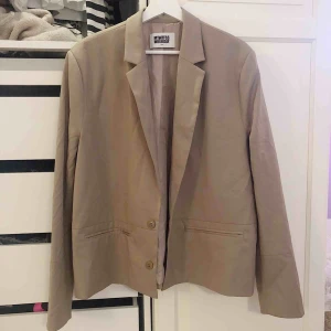  - Skitsnygg kavaj från weekday som inte kommer till användning. Den är ganska liten i storleken så om man är S/M sitter den snyggt oversize. Frakten ingår i priset!💗