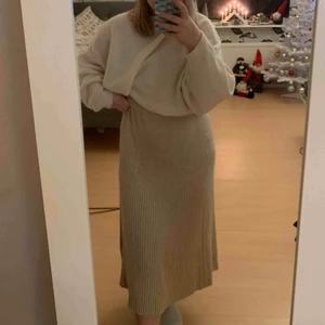  - Säljer denna stickade kjol från Lindex pga för stor för mig så den kommer inte till användning :(  Frakt tillkommer 💖