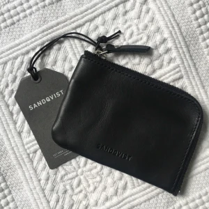  - Brand new, still with the tag. Äkta läder Little mark but this is due to the leather.  Unisex, for male or female.