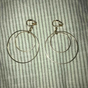  - Guldiga CLIPS från Glitter. Frakten är inräknad i priset