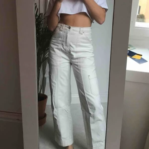  - Vita jeans med fickor från Weekday, knappt använda och supersköna!!