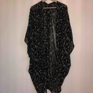  - Superfin oversized mönstrad kimono i svart! Djur/rökfritt hem. Frakt: 30 kr