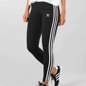  - Storlek S Tight passform med ett stretchigt tyg 