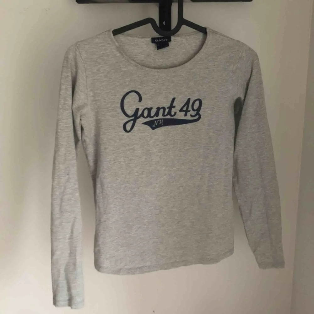 Säljer min gråa tröja med marinblå text från Gant. Det är storlek 146-152 på den så alltså en XS ungefär. Finns i Dala-Floda-Floda men kan tas till Falun.  Köparen står för frakten om varan skickas 🤩💗. Tröjor & Koftor.