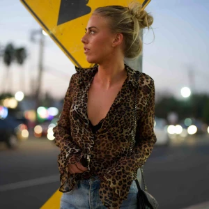  - Blus från nakd. Frakt 63kr spårbart tillkommer 