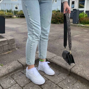  - Ljusblåa söta jeans från Gina. Dem har tyvärr blivit förstora för mig, dem passar 38-40 och är inte använda mycket