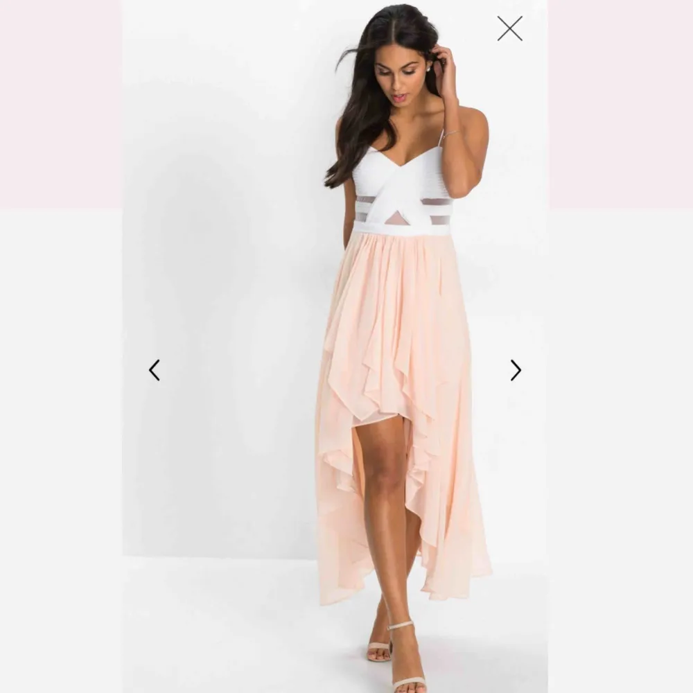 Säljer denna lila klänning från Bonprix. Har enbart använt den 2 gånger. Ny pris 599kr Bild 2 samma klänning fast annan färg(enbart för att visa hur den sitter.) Kan skickas.(frakt tillkommer). Klänningar.