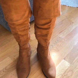  - Overnee stövlar i st 37. Använd 1 gång, dragkedja på insidan.  Mjuk sula