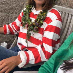  - Jätteskön och snygg tröja från weekday!! Storlek M herrstorlek så sitter snyggt oversize på någon som har XS-M i damstorlek!! 💖 Köp fort annars skänks plagget bort