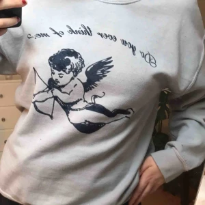  - Så fin sweatshirt från Urban outfitters!  Tröjan är ljusblå och har texten ”do you ever think of me”  Använd ca 3 gånger, jätteskön i materialet och ser lite ”old school” ut i tyget!!🥰  Köparen står för frakten ca 60kr 💐🌼🌺 