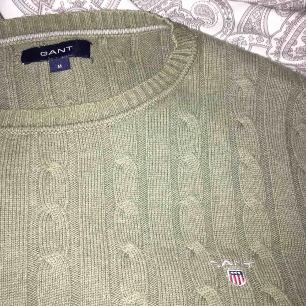 Stickad Gant-tröja i otroligt bra skick, storlek: M Färg: militärgrönt . Tröjor & Koftor.